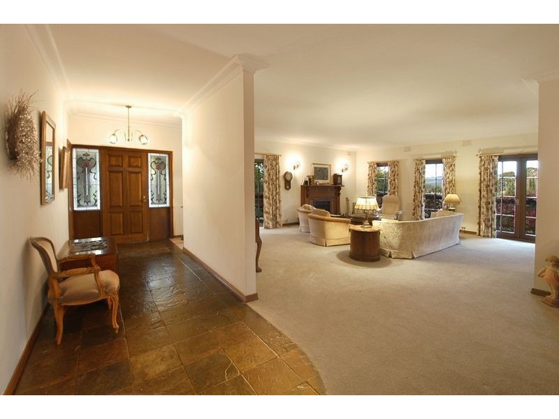 10 Pleasant View Crescent, Wheelers Hill VIC 3150