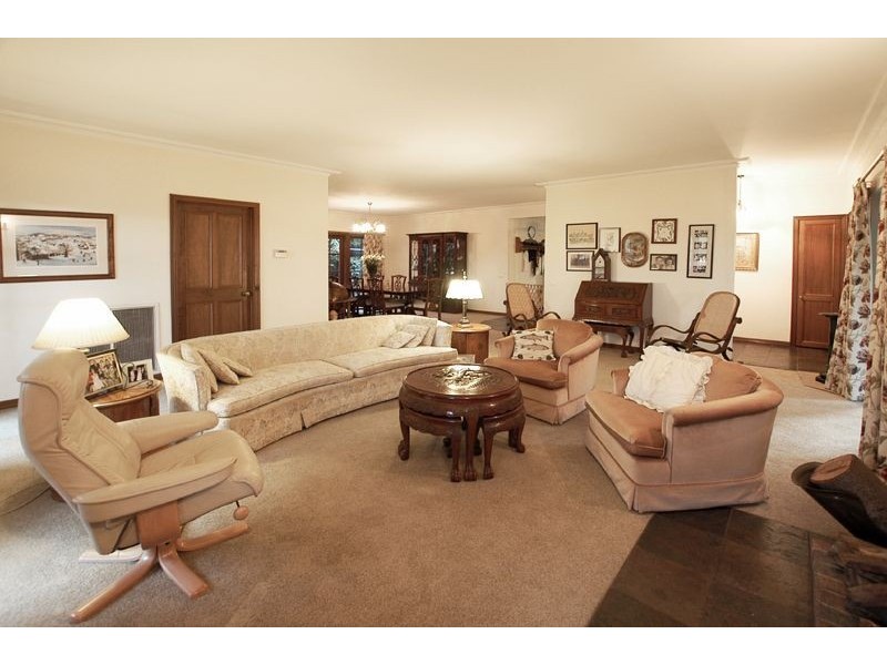 10 Pleasant View Crescent, Wheelers Hill VIC 3150