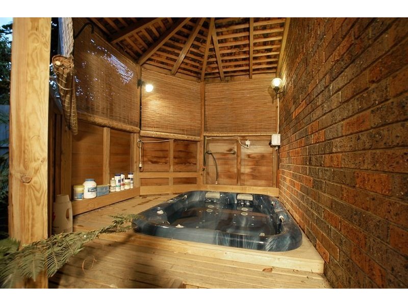 10 Pleasant View Crescent, Wheelers Hill VIC 3150