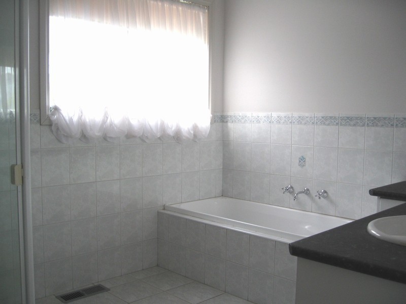 9 Erica Close, Endeavour Hills VIC 3802