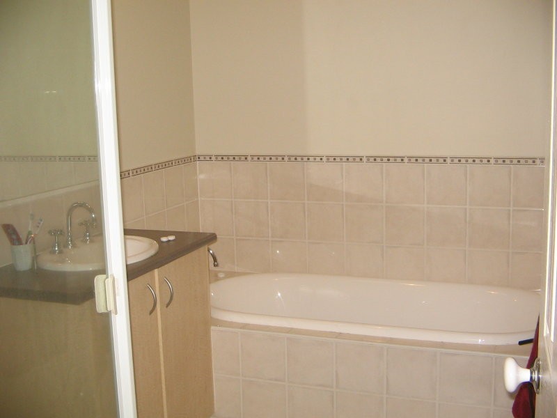 18 Larkspur Cct, Glen Waverley VIC 3150