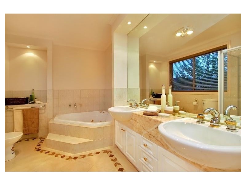 2 Avendon Blvd, Glen Waverley VIC 3150