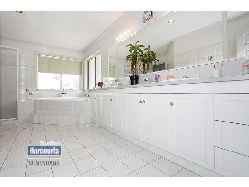 8 Pinecroft Close, Calamvale QLD 4116