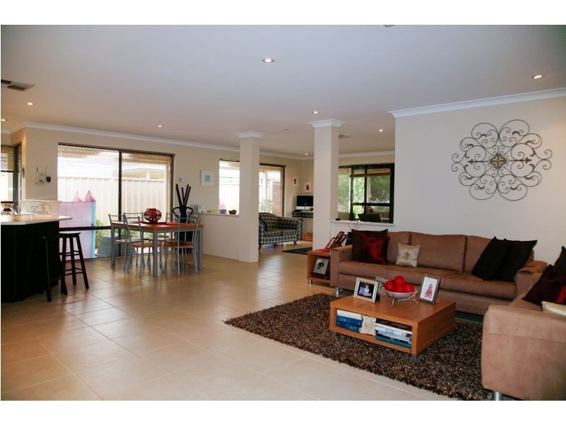 14 Murrumbidgee Drive, Hammond Park WA 6164