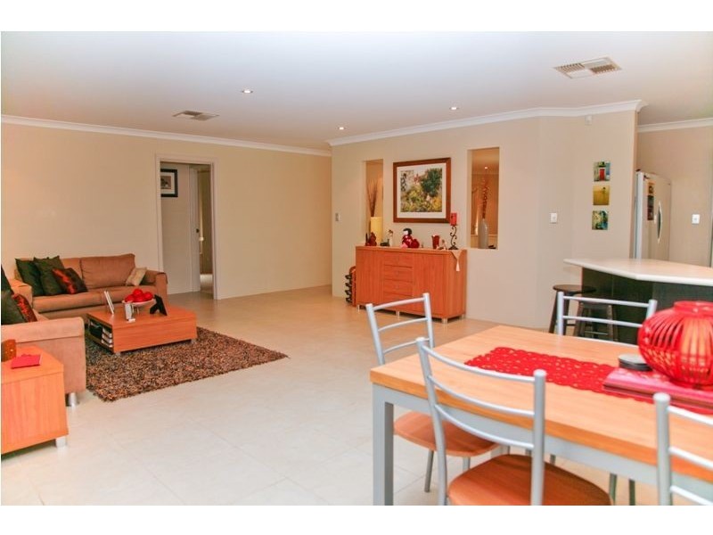 14 Murrumbidgee Drive, Hammond Park WA 6164