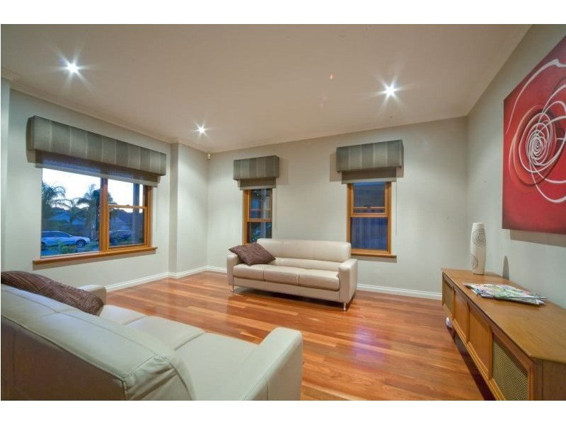 32 Halse Cres, Melville WA 6156