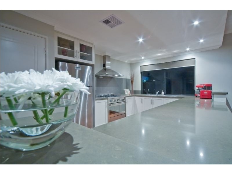 32 Halse Cres, Melville WA 6156