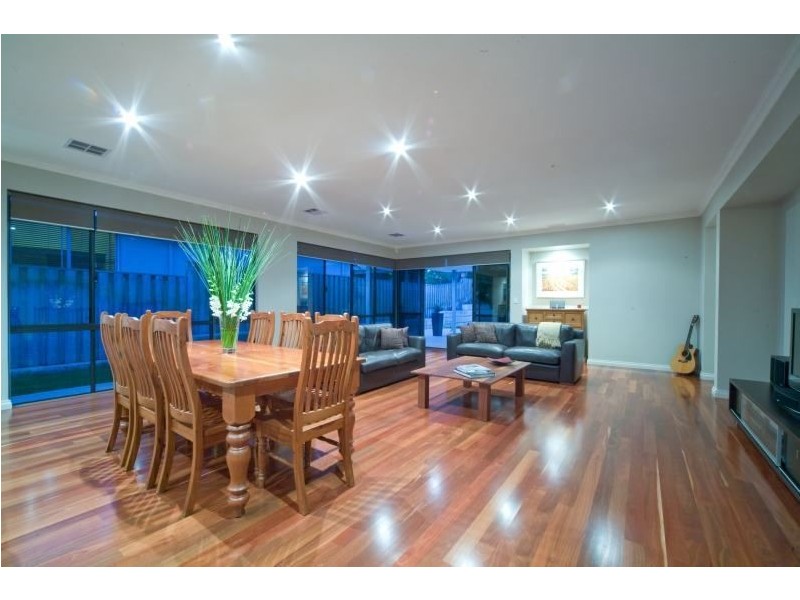 32 Halse Cres, Melville WA 6156