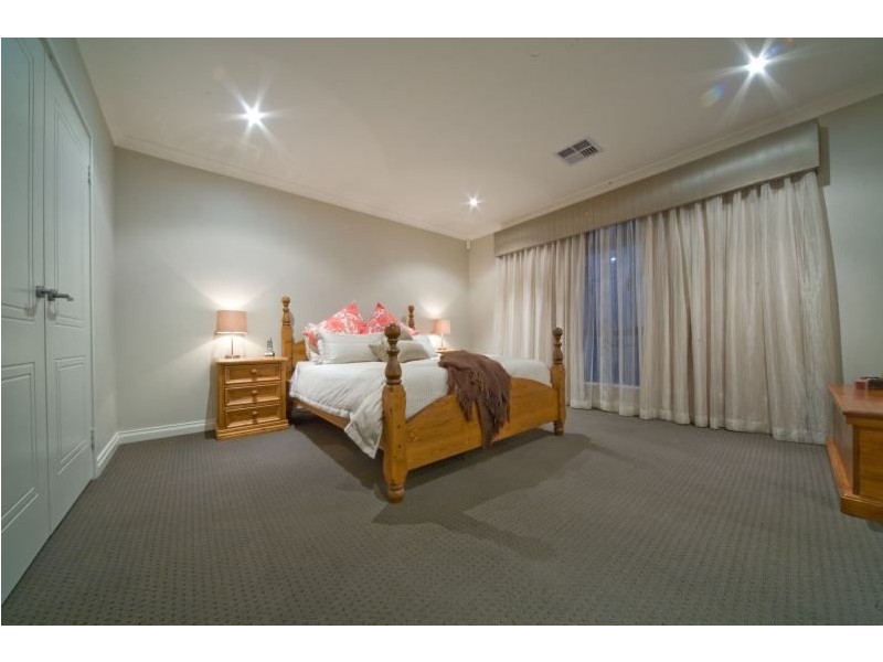 32 Halse Cres, Melville WA 6156