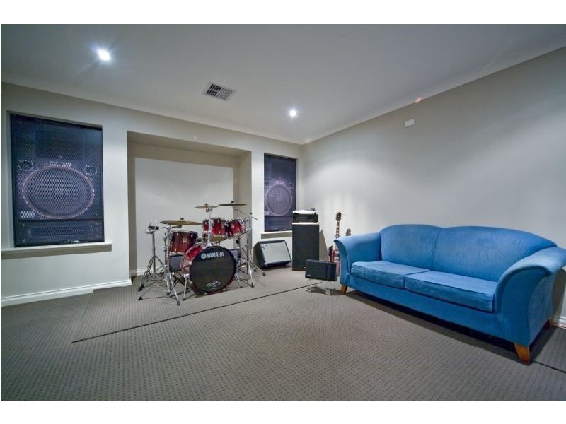 32 Halse Cres, Melville WA 6156