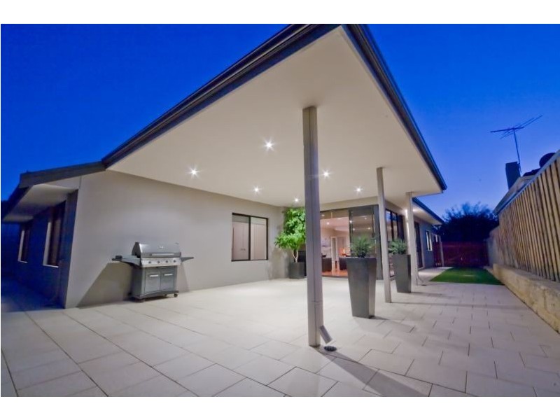 32 Halse Cres, Melville WA 6156