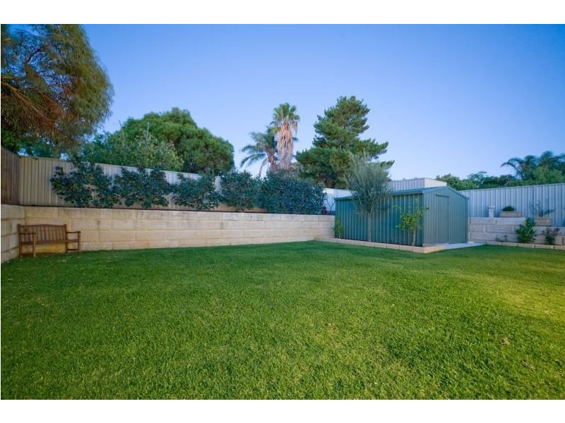 32 Halse Cres, Melville WA 6156
