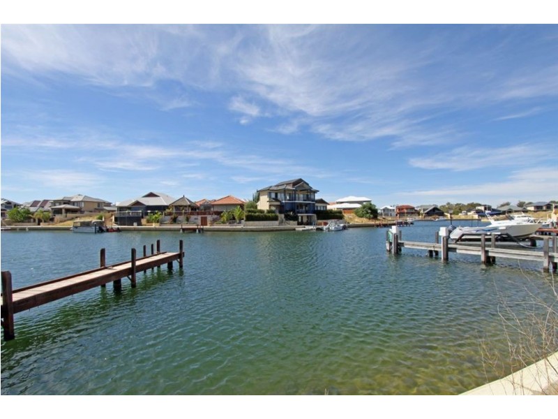 32 Ragamuffin Point, Halls Head WA 6210