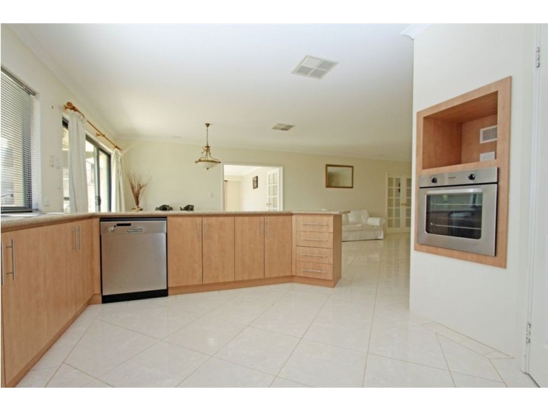 13 Lilly Pilly Lookout, Halls Head WA 6210