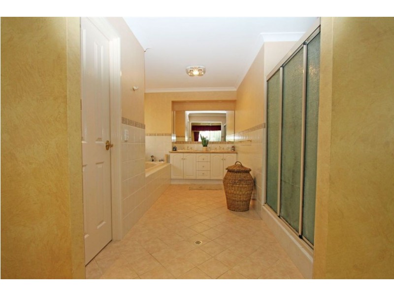 8 Oaklands Avenue, Halls Head WA 6210