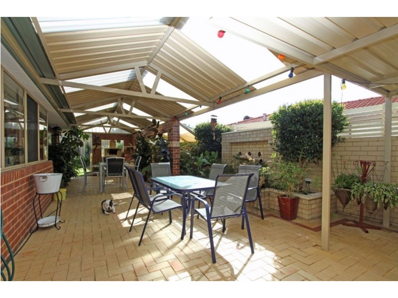 8 Oaklands Avenue, Halls Head WA 6210