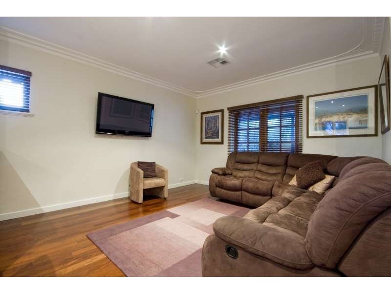 3 Redwood Crescent, Melville WA 6156