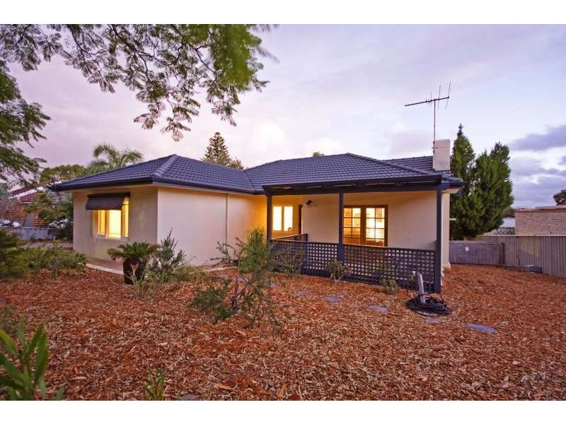 3 Redwood Crescent, Melville WA 6156