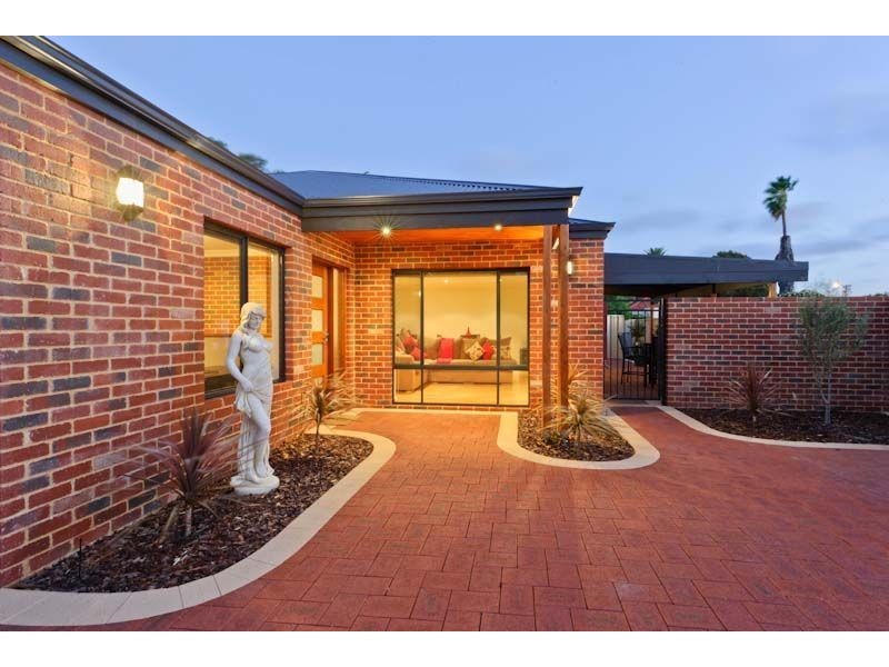 15b Coleman Crescent, Melville WA 6156