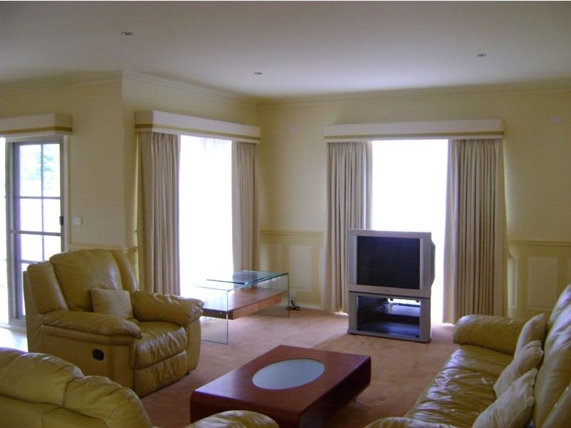 2/14 Broad Street, Greensborough VIC 3088