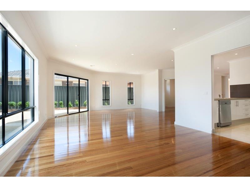 8 French Cres, Caroline Springs VIC 3023