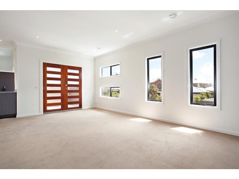 8 French Cres, Caroline Springs VIC 3023