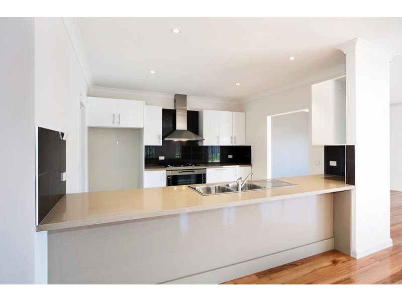 8 French Cres, Caroline Springs VIC 3023