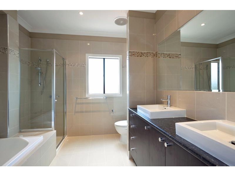 8 French Cres, Caroline Springs VIC 3023