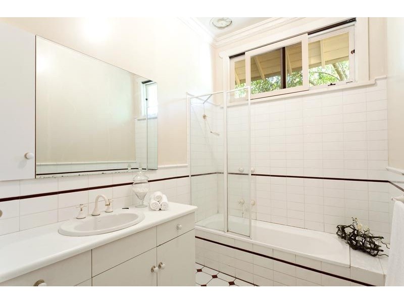 42 Hopetoun Grove, Eaglemont VIC 3084