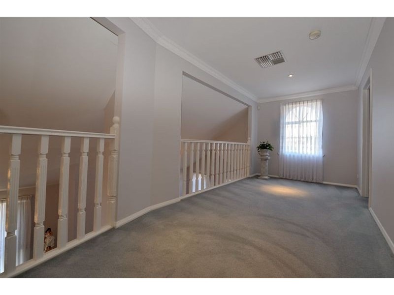 8 Mew Court, Mill Park VIC 3082