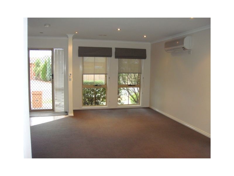 18 Nouvelle Grove, South Morang VIC 3752