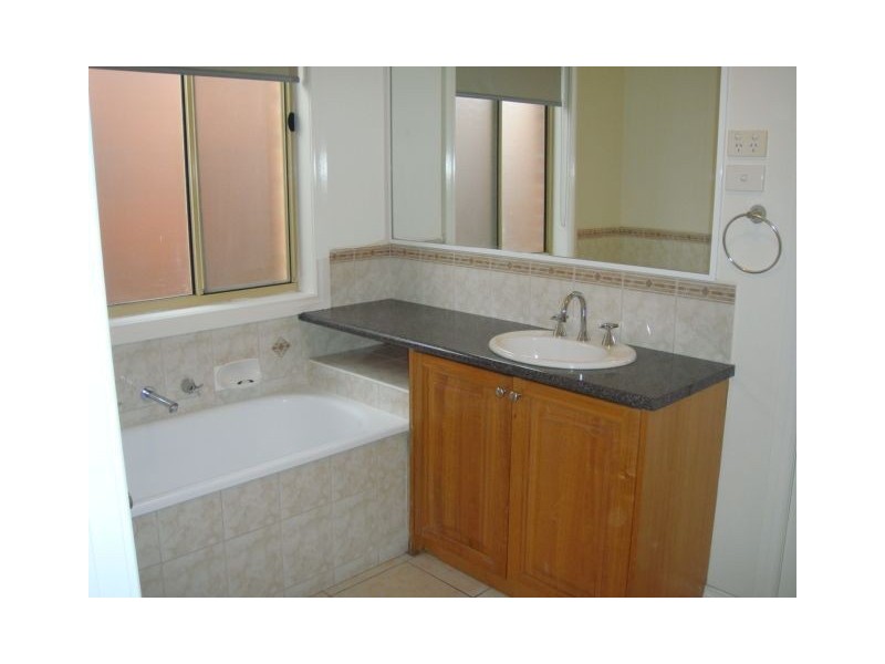18 Nouvelle Grove, South Morang VIC 3752