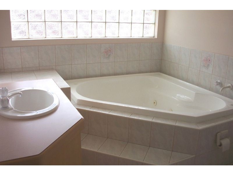 2/13 Mirbelia Crescent, Mill Park VIC 3082