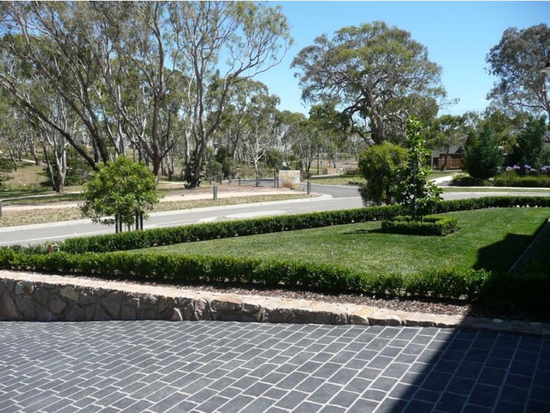 8 Delacombe Drive, Mill Park VIC 3082
