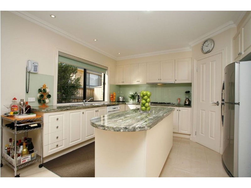 8 Delacombe Drive, Mill Park VIC 3082