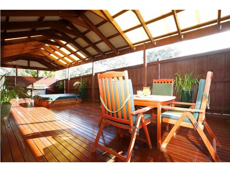 8 Delacombe Drive, Mill Park VIC 3082