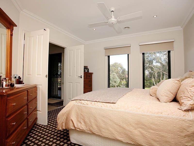 8 Delacombe Drive, Mill Park VIC 3082
