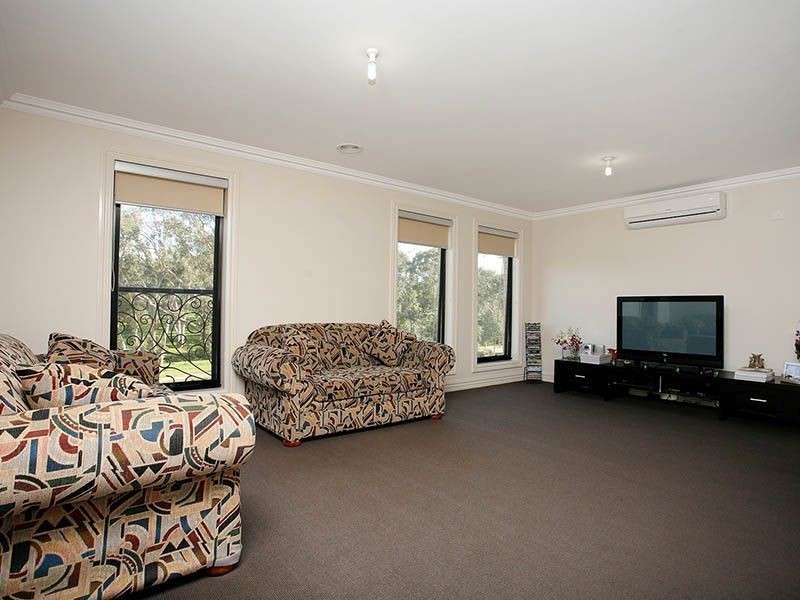 8 Delacombe Drive, Mill Park VIC 3082