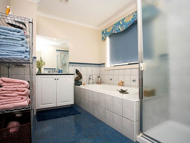 8 Delacombe Drive, Mill Park VIC 3082