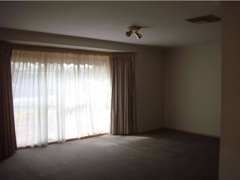 2 Albyn Court, Mill Park VIC 3082