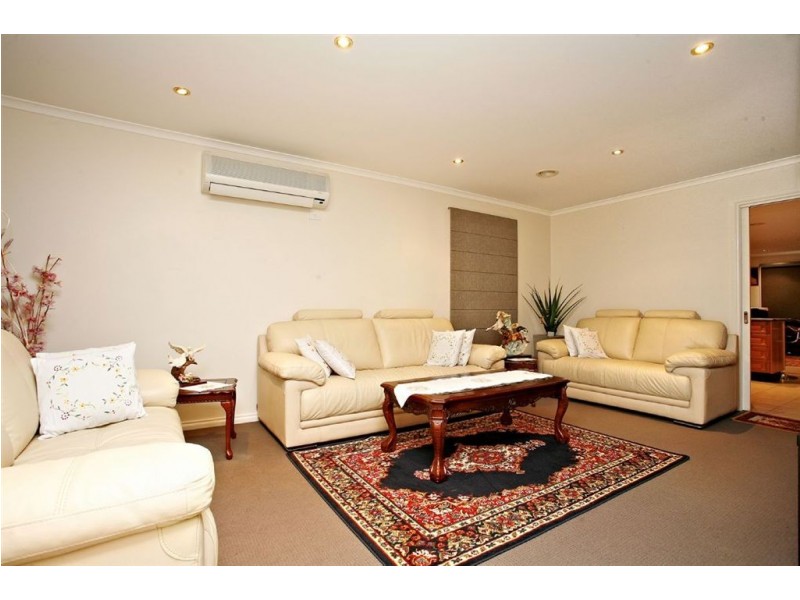 18 Nouvelle Grove, South Morang VIC 3752