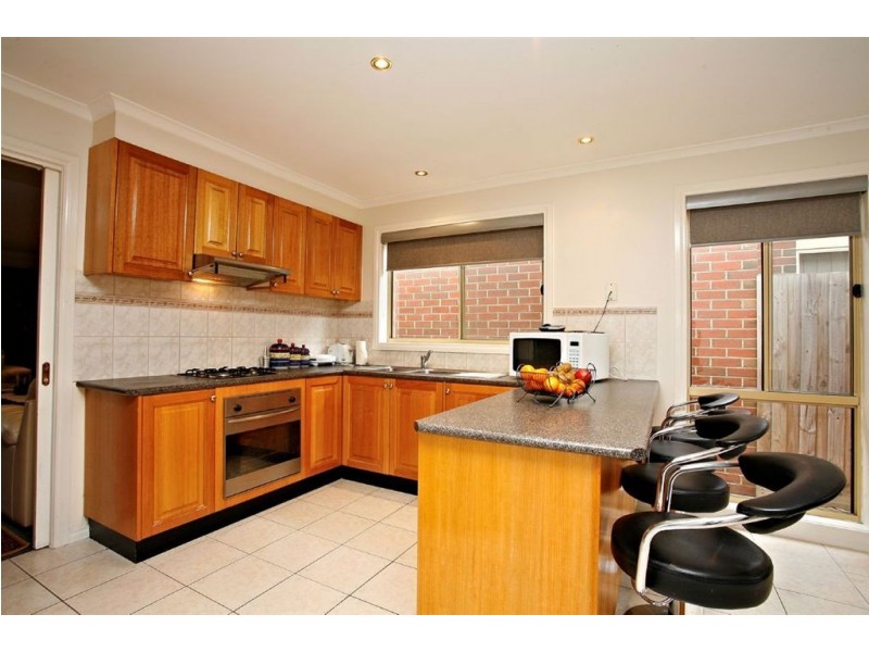 18 Nouvelle Grove, South Morang VIC 3752
