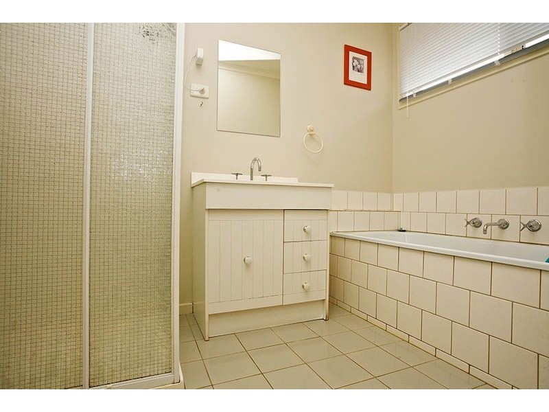 1/5 Windeatt Close, Mill Park VIC 3082