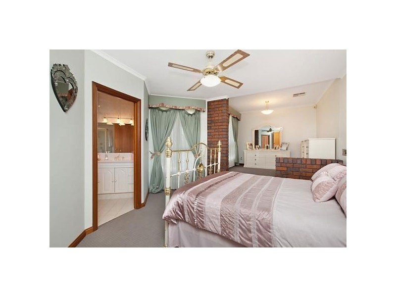 36 Kara Crescent, Gulfview Heights SA 5096