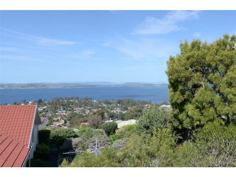 2 Honeysuckle Drive, Blackmans Bay TAS 7052