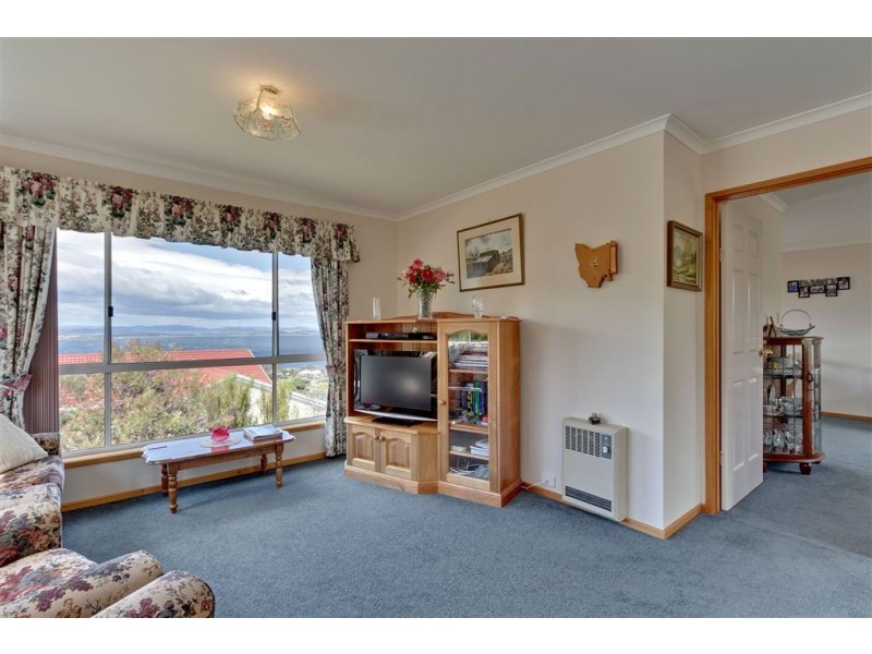 2 Honeysuckle Drive, Blackmans Bay TAS 7052