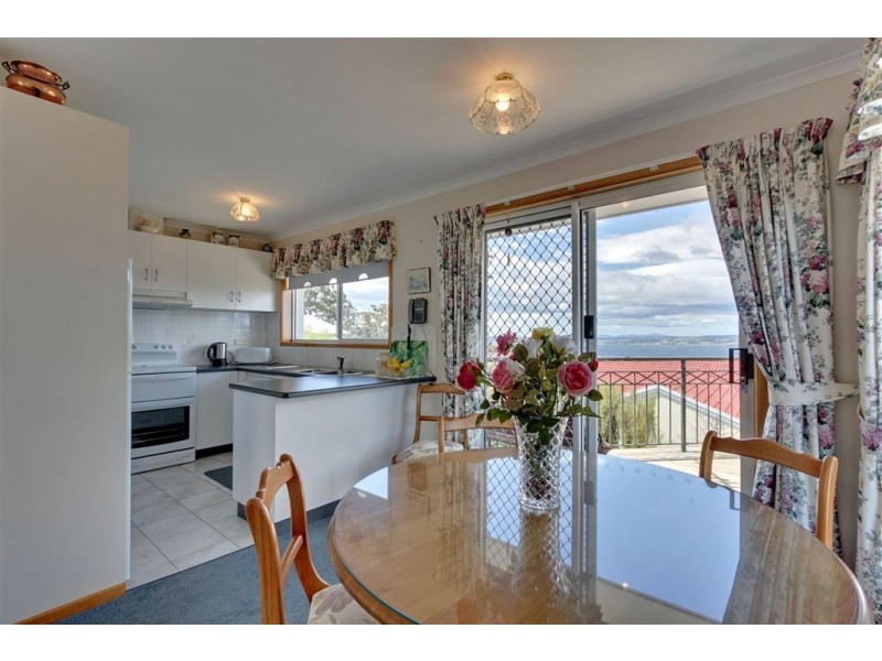 2 Honeysuckle Drive, Blackmans Bay TAS 7052