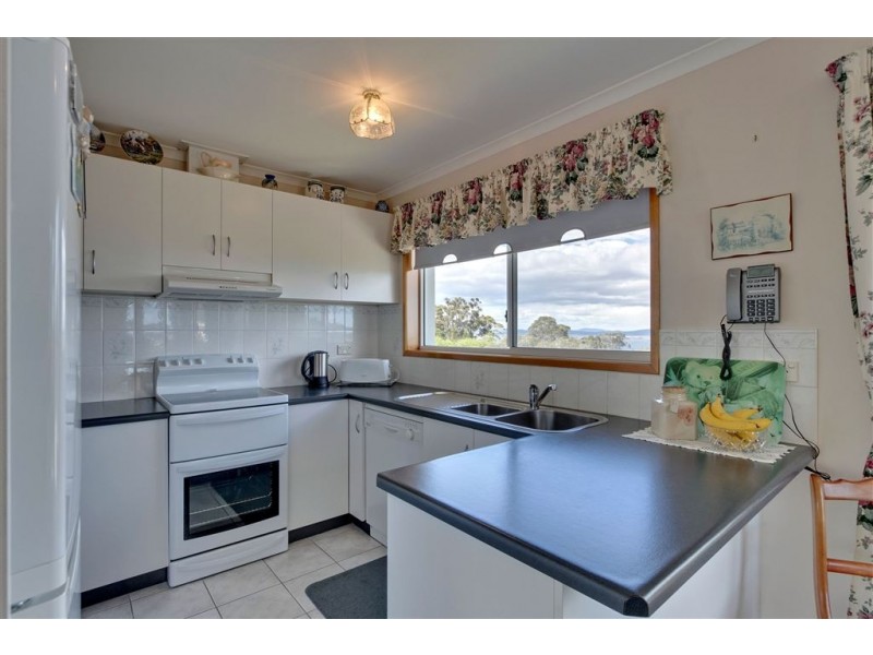 2 Honeysuckle Drive, Blackmans Bay TAS 7052