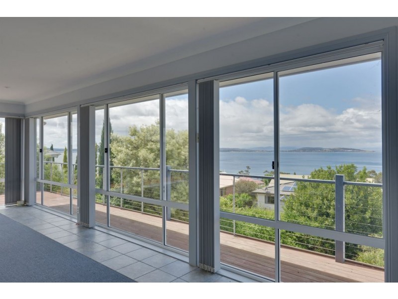 30 Tahune Crescent, Blackmans Bay TAS 7052