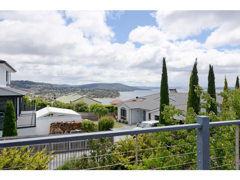 30 Tahune Crescent, Blackmans Bay TAS 7052